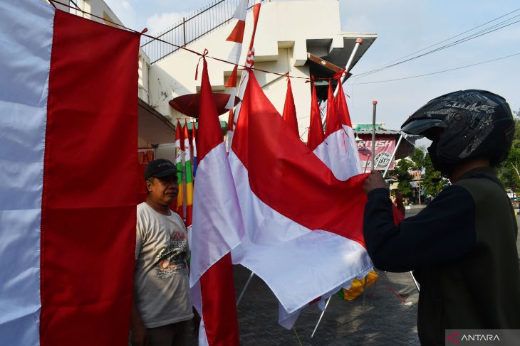 Pedagang Musiman Bendera di Madiun