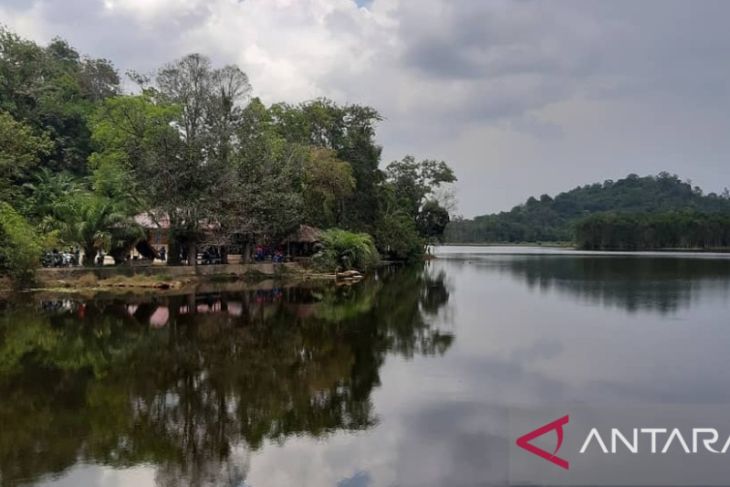 Lokasi wisata Danau Sebedang Kabupaten Sambas dibenahi