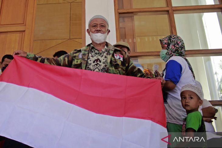 Pemprov Jatim bagikan bendera Merah Putih Gratis