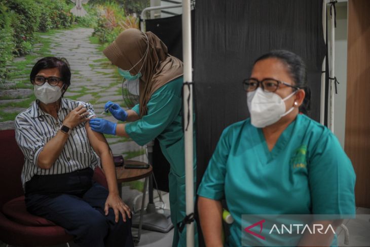 VAKSINASI BOOSTER KEDUA BAGI NAKES DI BANDUNG