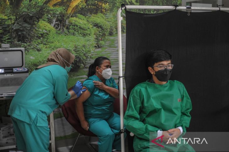 Vaksinasi COVID-19 penguat kedua untuk tenaga kesehatan di Bandung 