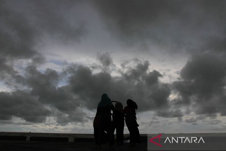 Hujan lebat diprakirakan berpotensi terjadi di sejumlah daerah di Indonesia