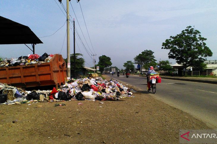 Ratusan ton sampah di Karawang tidak terangkut ke TPA Jalupang