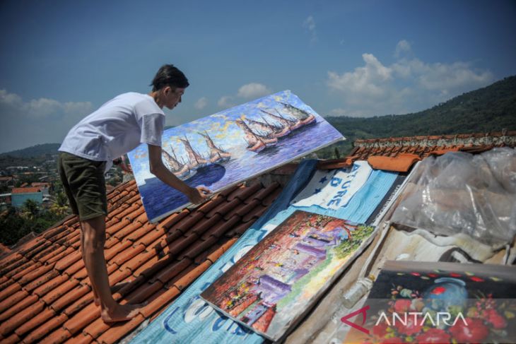 Penjualan lukisan di kampung Jelekong mulai bergeliat 