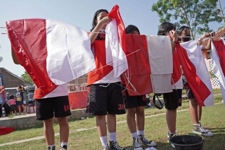 Pencucian bendera Merah Putih massal