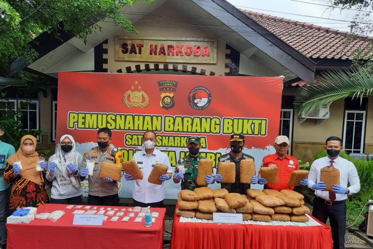 Polisi Jambi musnahkan barang bukti sabu dan ganja