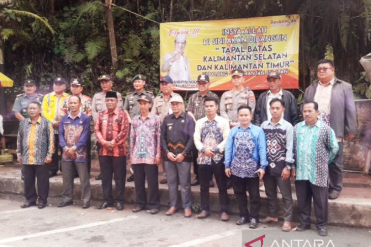 Bupati Tabalong - staf khusus Gubernur meninjau perbatasan Kaltim-Kalsel