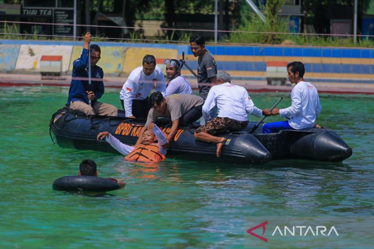 Latihan penyelamatan di perairan 