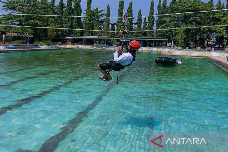 Latihan penyelamatan di perairan 