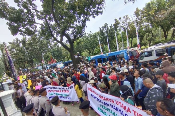 Ribuan Massa BRMB Ngadu Ke Gubernur Anies Desak Bongkar Pabrik PT BMKU