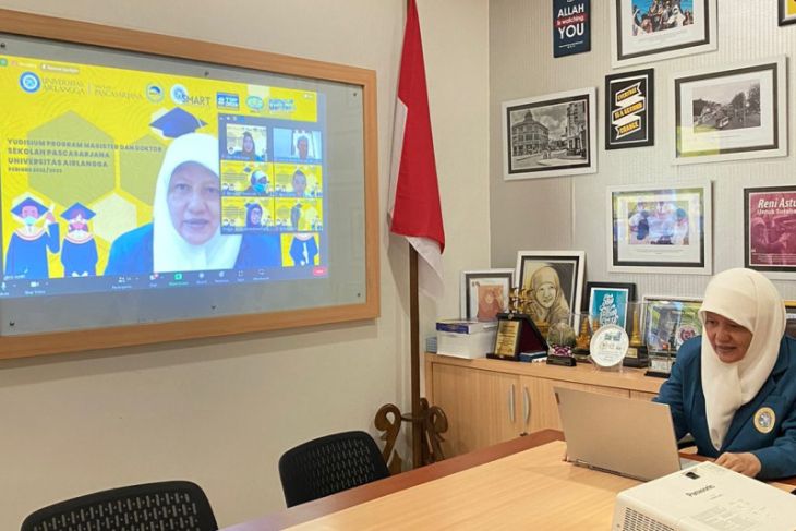 Pimpinan DPRD Surabaya raih gelar magister dengan predikat cumlaude