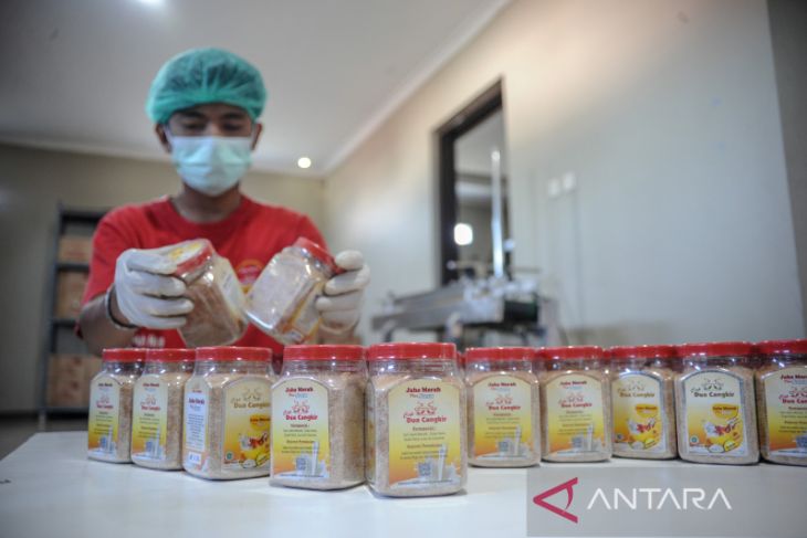 Produksi minuman olahan jahe merah 