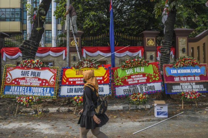 Karangan Bunga Dukungan Untuk Polri