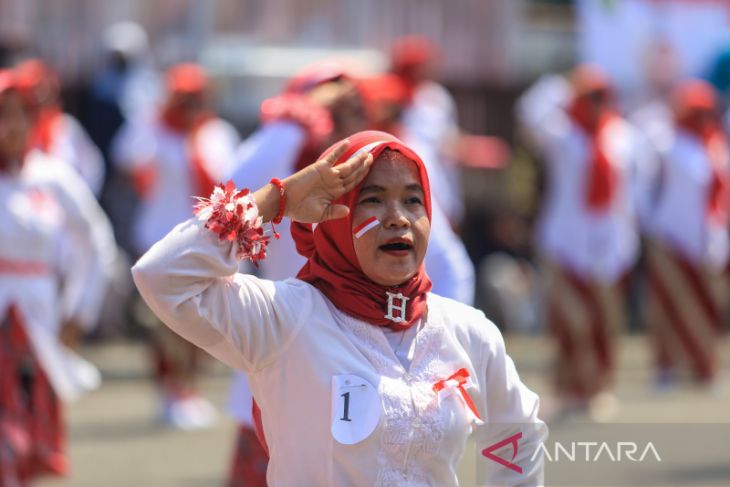 Senam massal menggunakan kebaya 