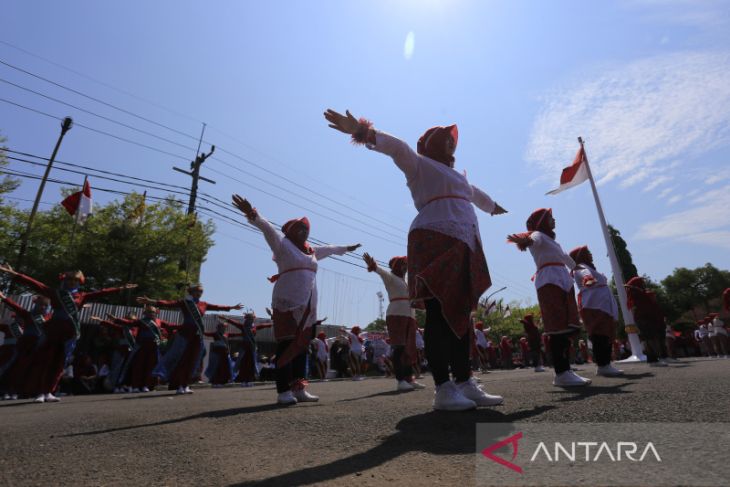 Senam massal menggunakan kebaya 