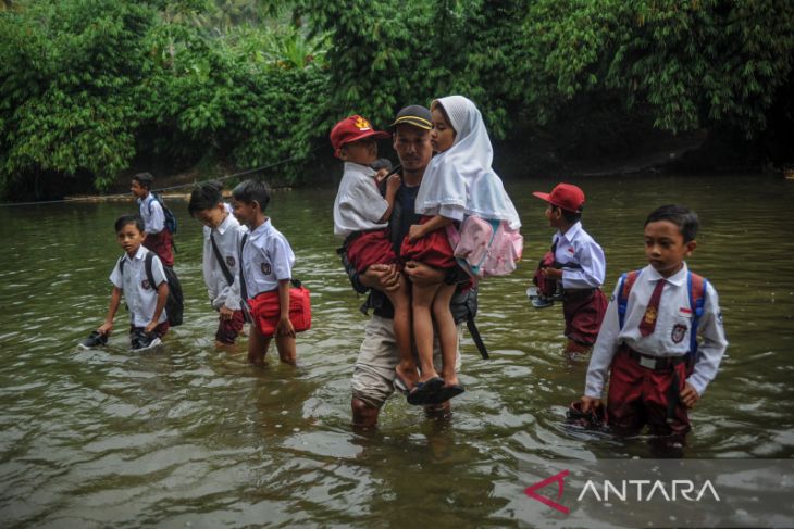 Siswa seberangi sungai untuk sekolah 