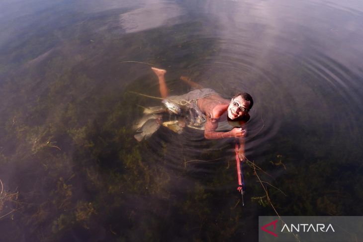 Cara Unik Nelayan Di Jayapura Menangkap Ikan