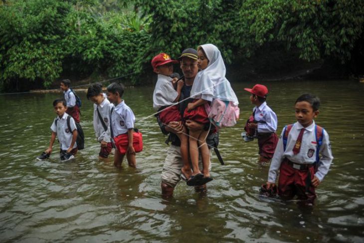 Siswa Seberangi Sungai Untuk Sekolah