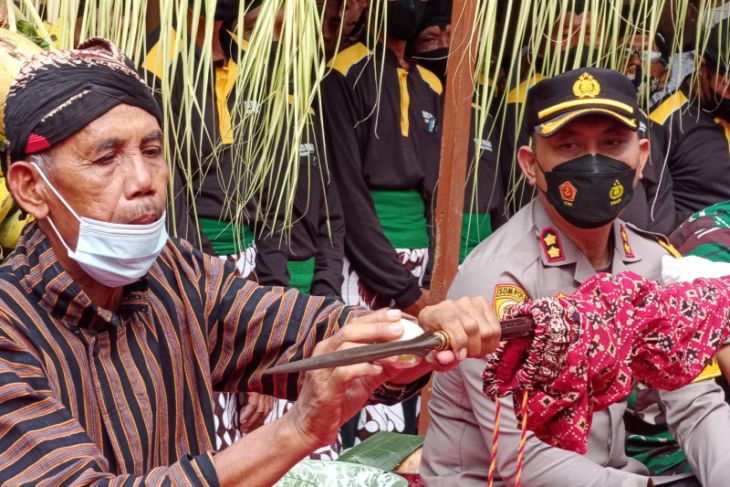 Ritual Jamasan Tombak Pusaka Kiai Upas Kembali Digelar Di Tulungagung ...