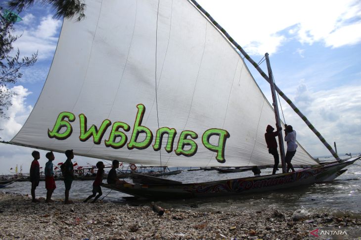 Persiapan lomba perahu layar hias