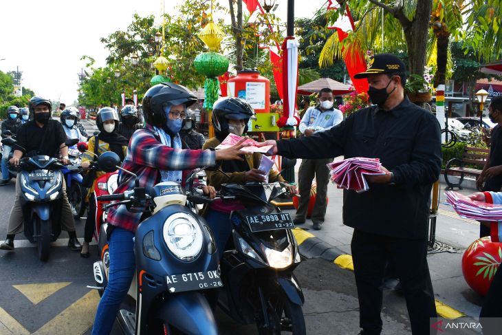 Pembagian Bendera Merah Putih di Madiun