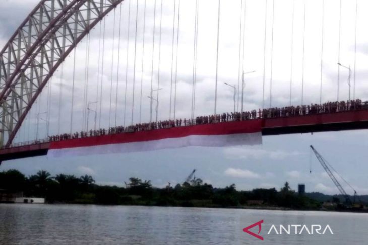 Kukar kibarkan bendera merah putih di Jembatan Kutai Kartanegara