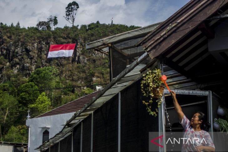 Bendera Merah Putih terbentang di Gunung Batu 