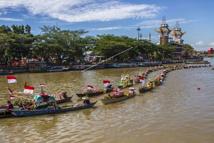 Pedagang di Pasar Terapung beratraksi sambut HUT kemerdekaan RI