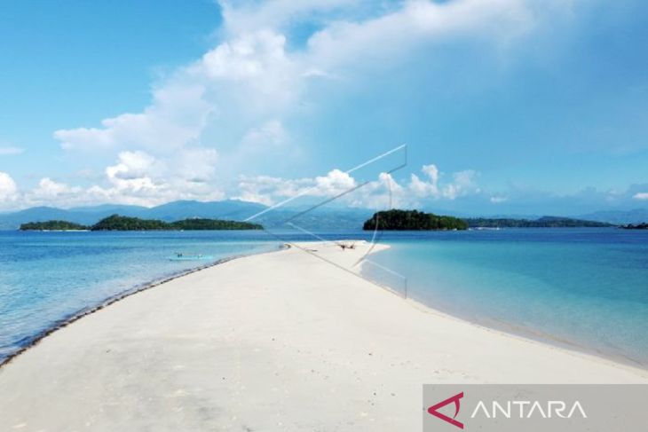 Panorama indah di Pantai Bugisa Kecamatan Ponelo