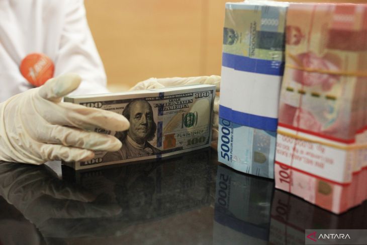 Rupiah masih melemah seiring kekhawatiran risiko resesi global