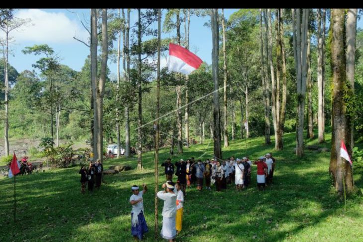 Mahasiswa kibarkan bendera Merah Putih di hutan