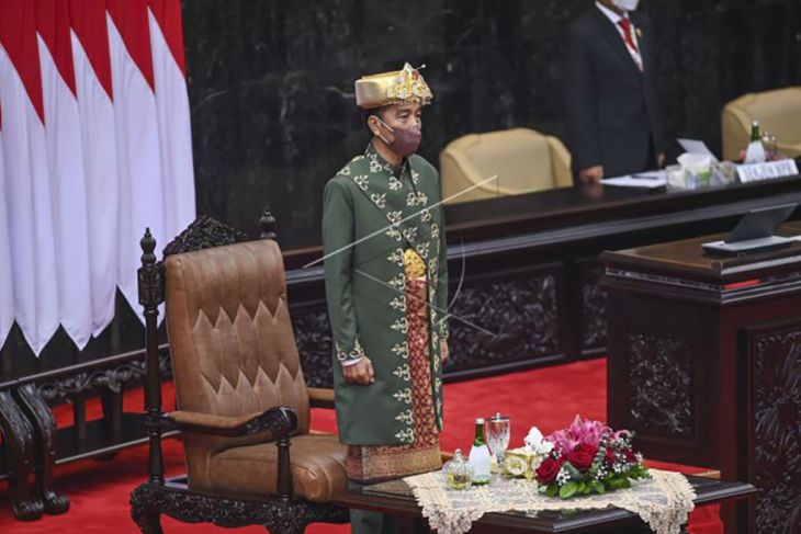 Presiden berpakaian adat Bangka Belitung saat sidang tahunan MPR