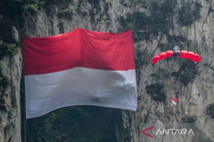 Aksi terjun payung saat pengibaran bendera 