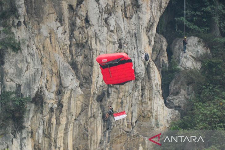Aksi terjun payung saat pengibaran bendera 