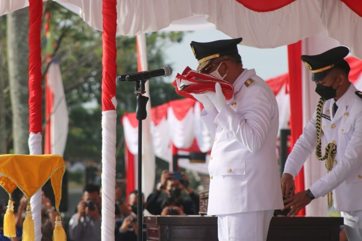 HUT RI - Gubernur Kalbar cium bendera Merah Putih