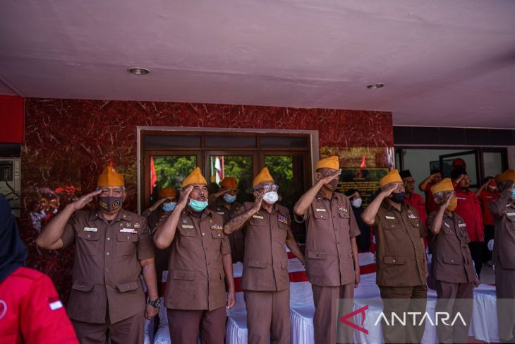 Kader PDIP Surabaya kenakan pakaian adat rayakan kemerdekaan RI
