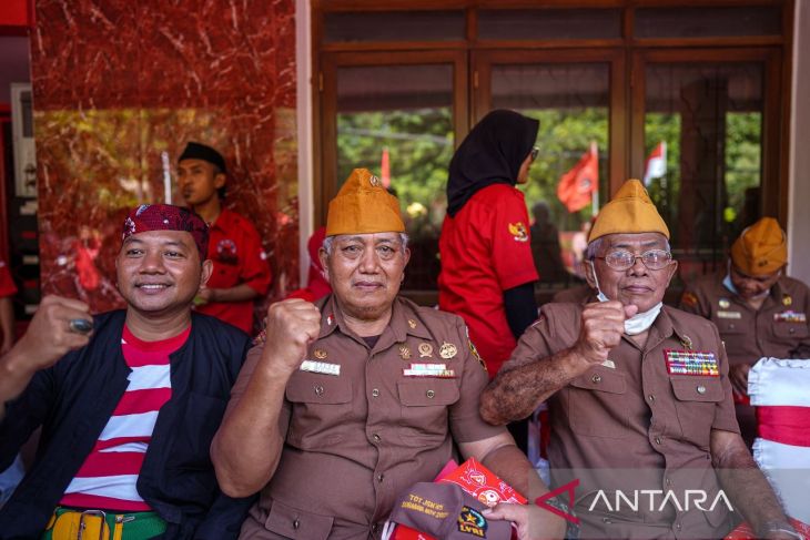 Kader PDIP Surabaya kenakan pakaian adat rayakan kemerdekaan RI