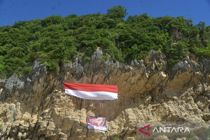 Pengibaran bendera raksasa di tebing terjal Aceh Besar