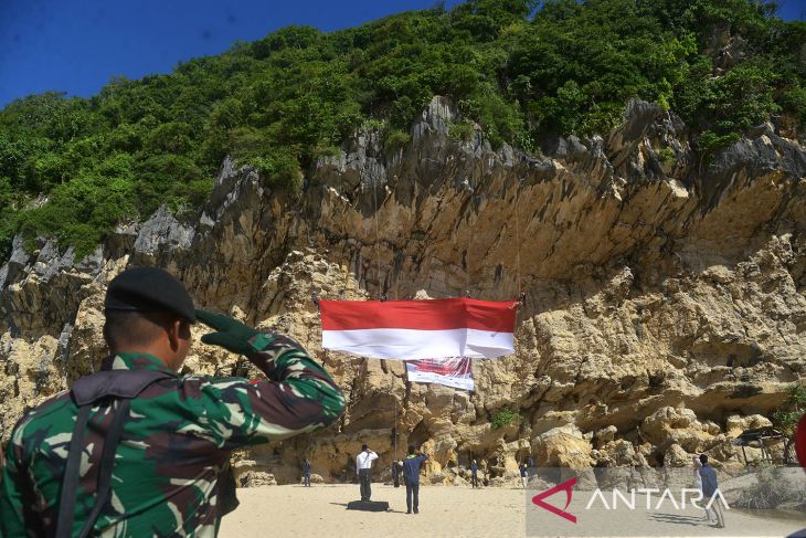 Pengibaran bendera raksasa di tebing terjal Aceh Besar