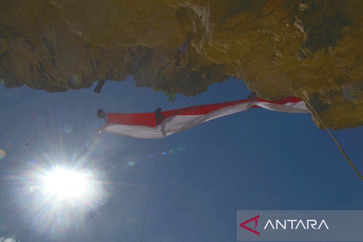 Pengibaran bendera raksasa di tebing terjal Aceh Besar