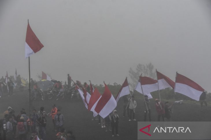 Pengibaran bendera Merah Putih di gunung Galunggung 