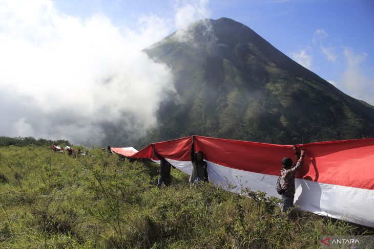 Kirab Bendera Merah Putih di Gunung Bekel