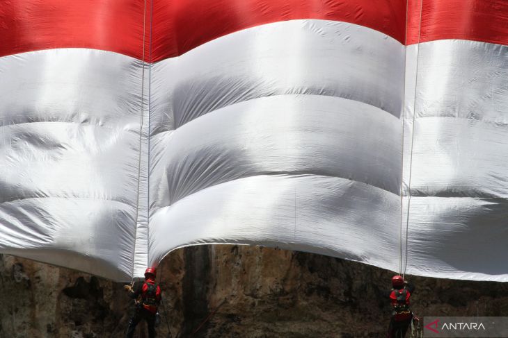 UPACARA BENDERA DI TEBING LEMBAH KERA MALANG