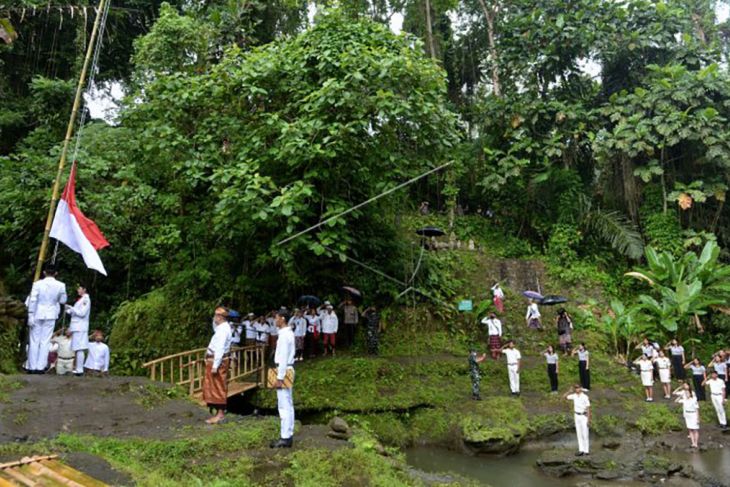 Warga gelar upacara bendera di Sungai Oos Ubud