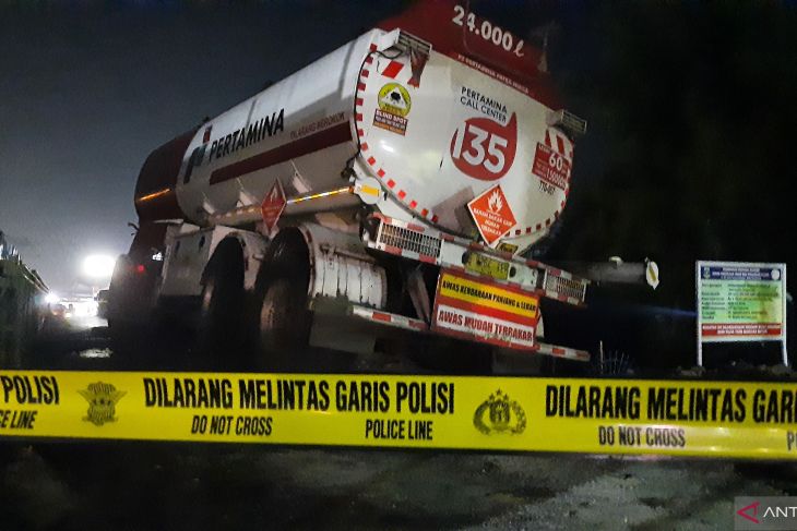 Truk Tangki BBM Tabrak Pembatas Jembatan Akibat Hilang Kendali - ANTARA ...