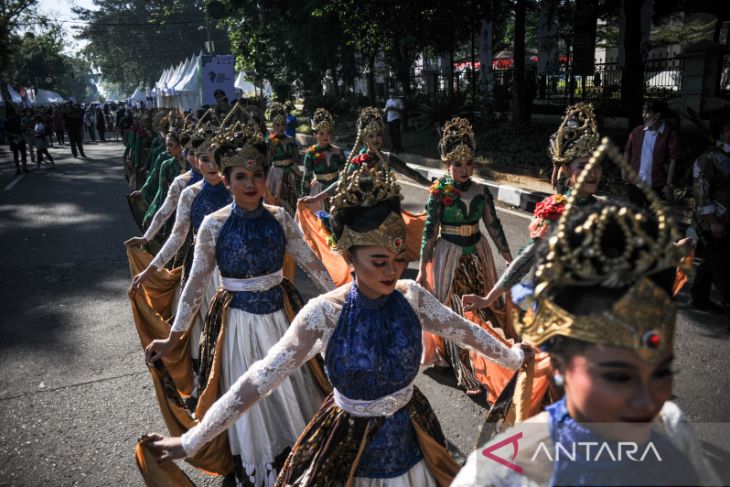 Pawai budaya HUT Jawa Barat 