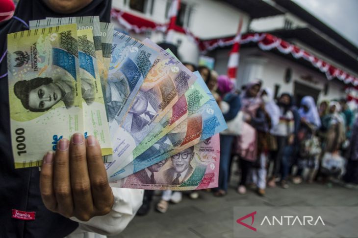 Penukaran uang kertas baru di Bandung 