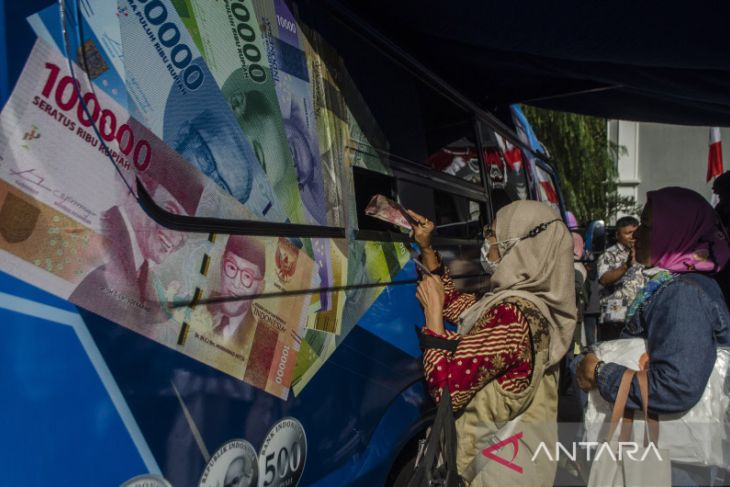 Penukaran uang kertas baru di Bandung 