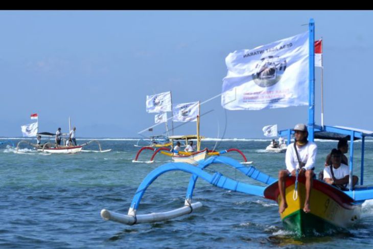 Warga Sanur pawai jukung tolak terminal LNG