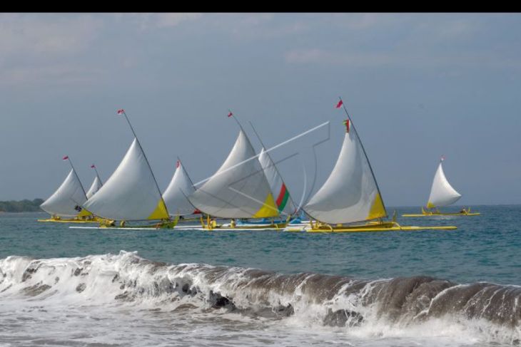 Lomba perahu layar meriahkan Hut RI di Selat Bali